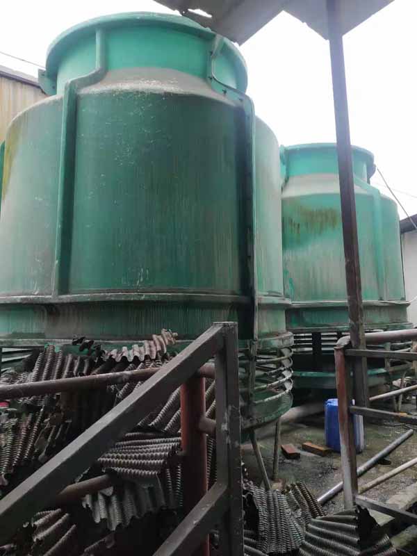 成都龍泉經(jīng)濟(jì)技術(shù)開發(fā)區(qū)2臺80T冷卻塔維修現(xiàn)場