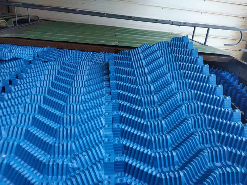 四川眉山GFNL-150T方形逆流式冷卻塔填料更換現(xiàn)場(chǎng)-攀鋼集團(tuán)眉山工廠